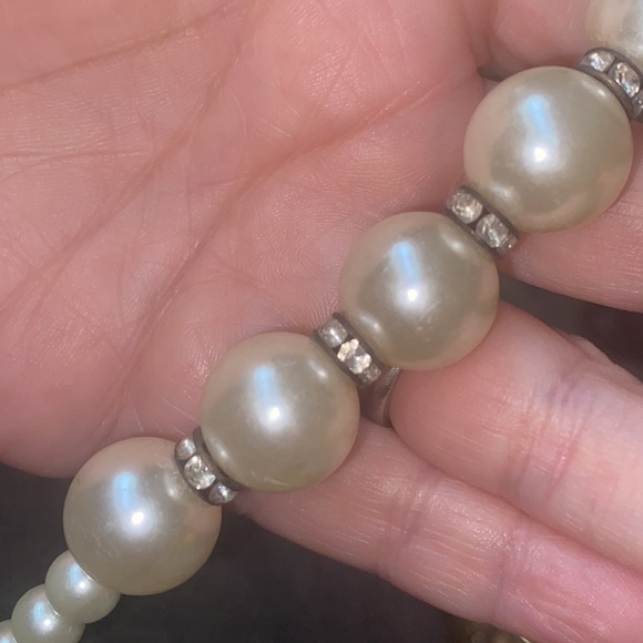 Beautiful faux pearl and rhinestone choker - Picture 4 of 4